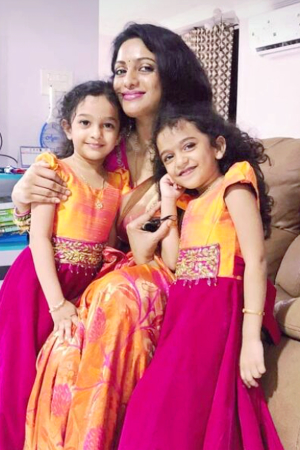 Anchor Udaya Bhanu Family Children Photos - Sakshi4