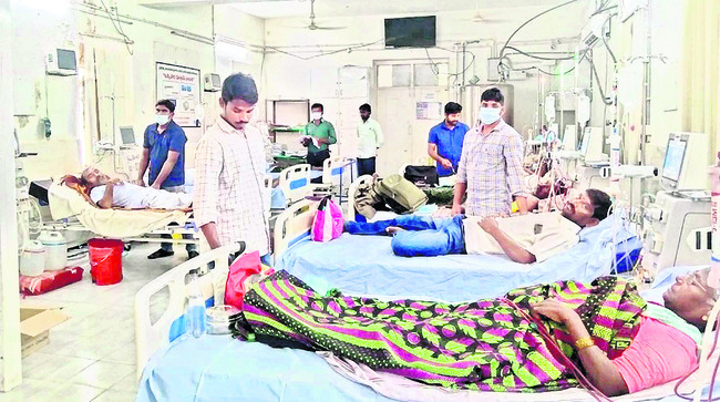 జిల్లా ఆస్పత్రిలో రక్తశుద్ధి చేయించుకుంటున్న కిడ్నీ వ్యాధిగ్రస్తులు 1