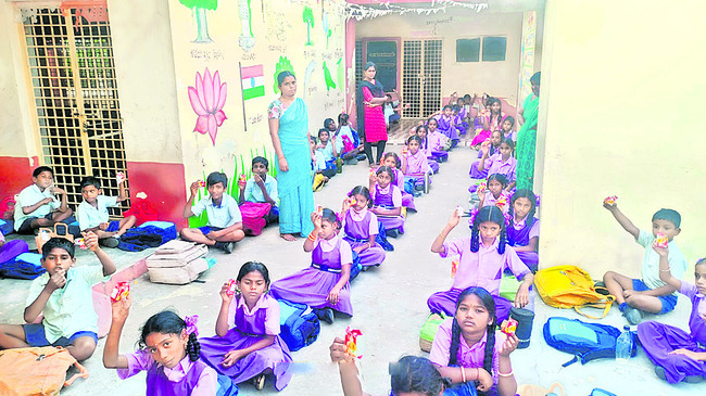 అనిగండ్లపాడు సీజనల్ హాస్టల్లో స్నాక్స్ తీసుకుంటున్న విద్యార్థులు1
