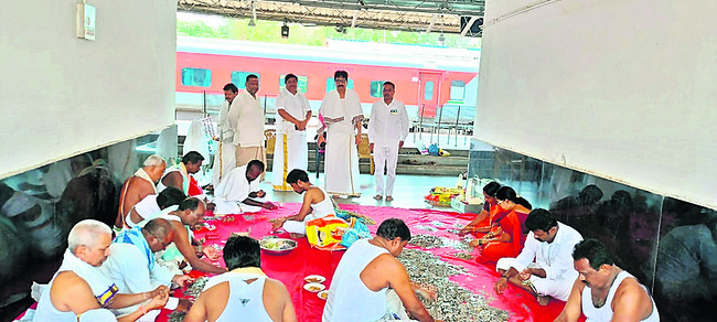 హుండీలో డబ్బులు లెక్కిస్తున్న అధికారులు 2