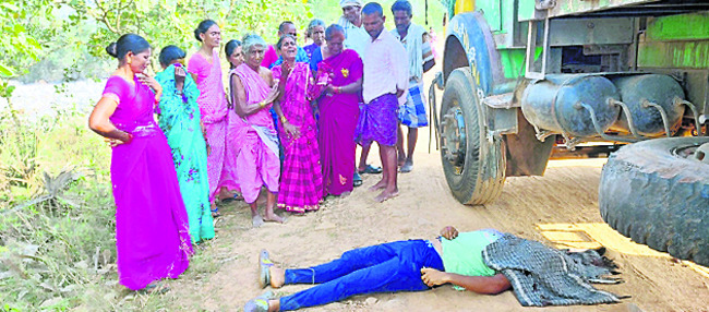 మృతదేహం వద్ద విలపిస్తున్న కుటుంబ సభ్యులు
1
