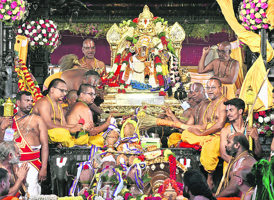 పట్టాభిషేకం సందర్భంగా నదీజలాలతో
సంప్రోక్షణ చేస్తున్న అర్చకులు2