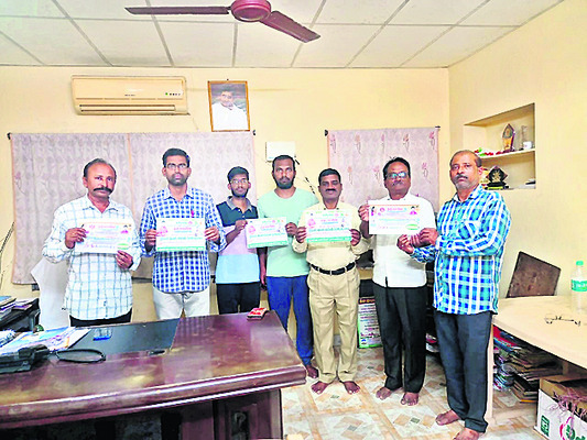 పోస్టర్ను ఆవిష్కరిస్తున్న దృశ్యం 2