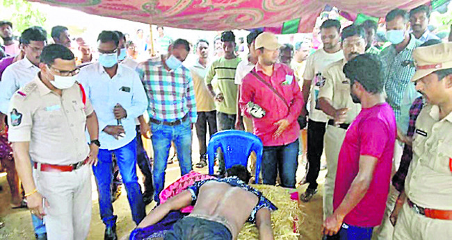 మృతదేహాన్ని పరిశీలిస్తున్న పోలీసులు1