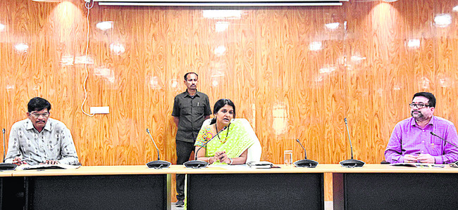 మాట్లాడుతున్న కలెక్టర్ సంగీత
1
