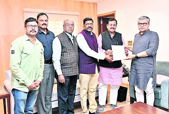 రైల్వే మంత్రికి వినతిపత్రం అందిస్తున్న నాయకులు 1