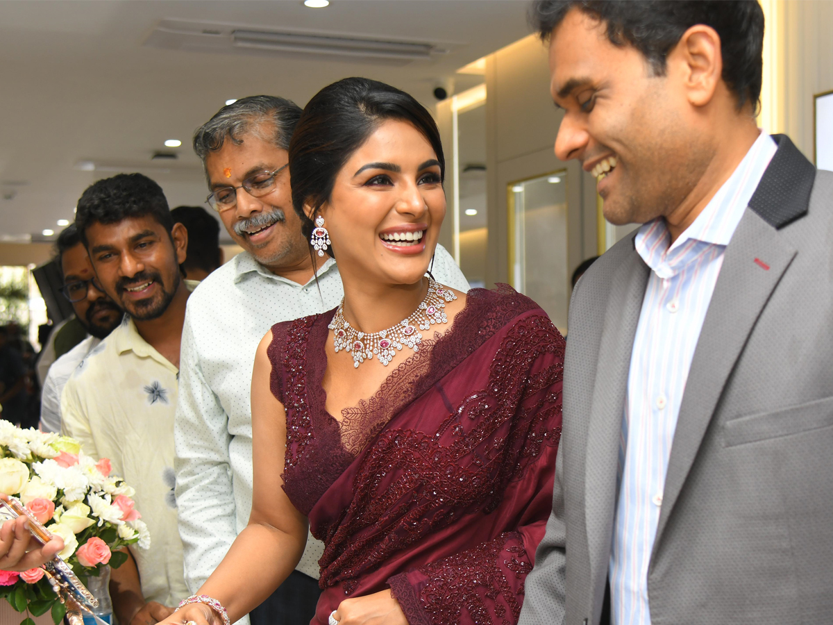 Actress Samyukta Menon At Inauguration Of Kirtilal Jewellers Showroom at Gachibowli Photos - Sakshi7