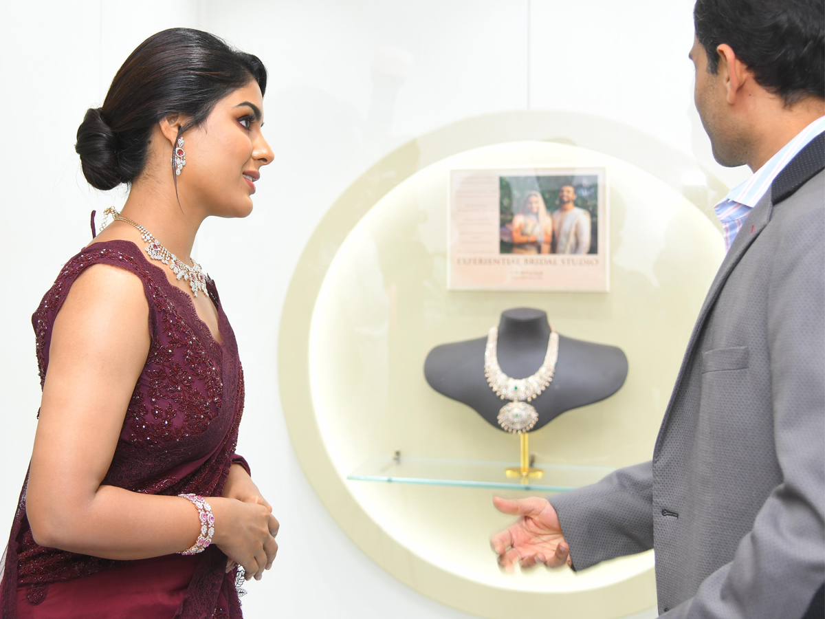 Actress Samyukta Menon At Inauguration Of Kirtilal Jewellers Showroom at Gachibowli Photos - Sakshi9