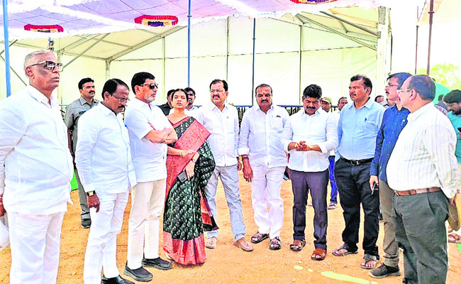 జిల్లెల్లలో ఏర్పాట్లు పరిశీలిస్తున్న నాయకులు2