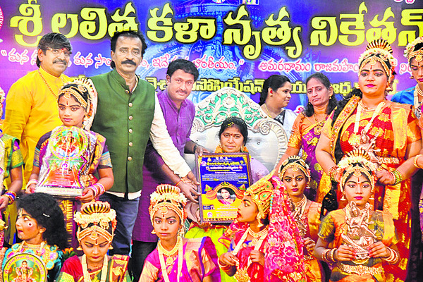 రాజమండ్రిలో నాట్య కిరీటిగా సత్కారం పొందుతున్న వనజా చంద్రశేఖర్(ఫైల్)1