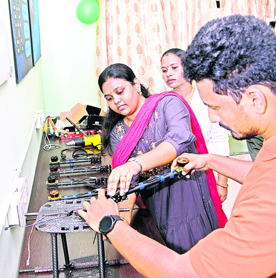 డ్రోన్లపై పరిశోధనలు చేస్తున్న విద్యార్థులు1