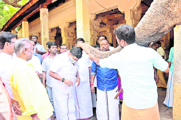 మంత్రికి ఆశీర్వాదం 1