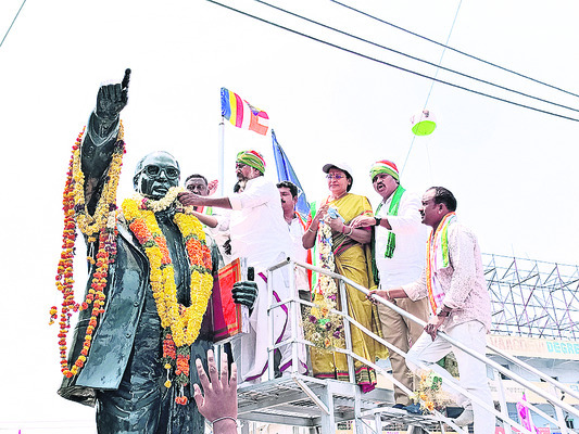 అంబేద్కర్ విగ్రహానికి పూలమాల వేస్తున్న ‘భట్టి’1