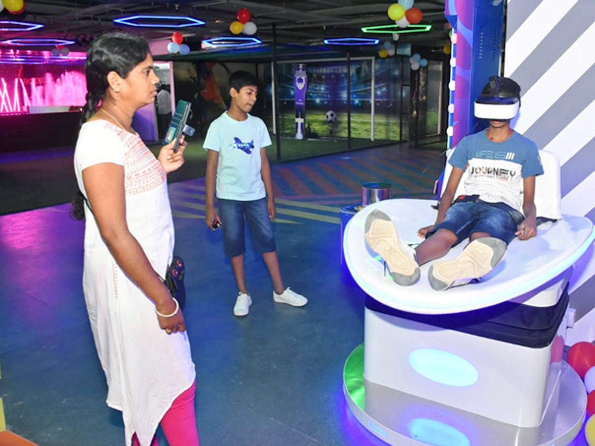 DJ Tillu Grandly Opened Hall Of Game Zone In Kompally Photos - Sakshi5