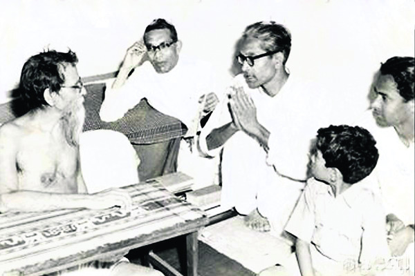 వినోబాభావేతో మాట్లాడుతున్న
వెదిరె రామచంద్రారెడ్డి (ఫైల్)1