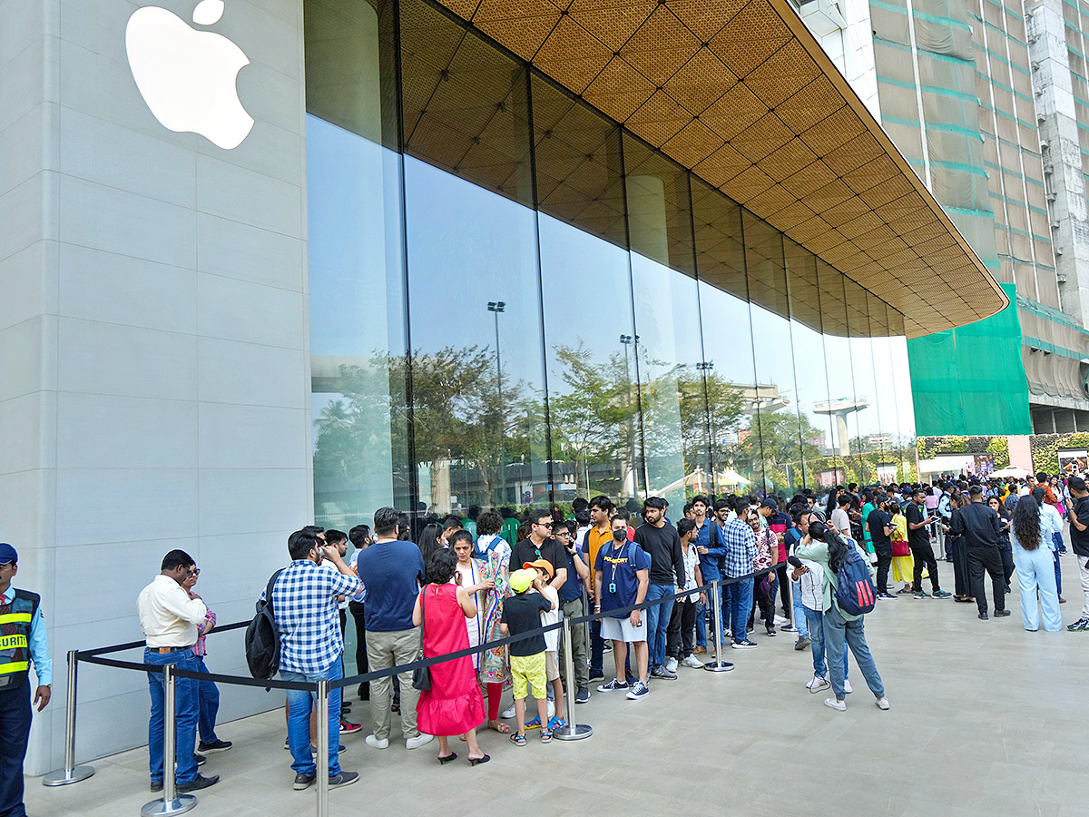 Apple CEO Tim Cook Opening Apple store in Mumbai - Sakshi3