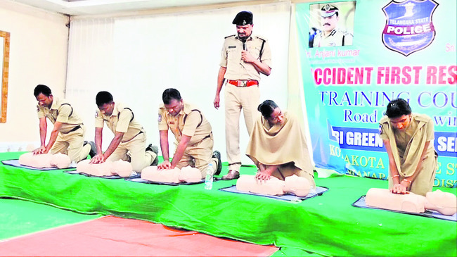 ప్రథమ చికిత్సపై అవగాహన కల్పిస్తున్న ఏఎస్పీ షాకీర్హుస్సేన్ 3