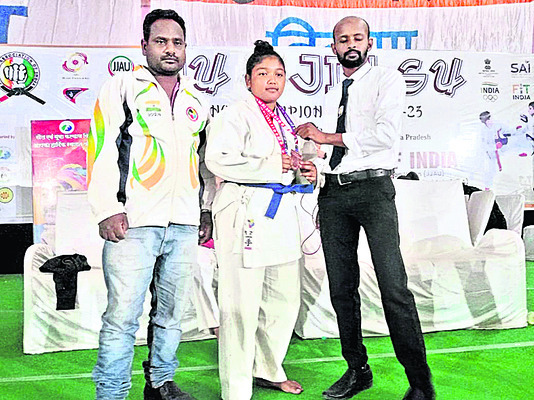 హిరమండలం: సిల్వర్ మెడల్ అందుకుంటున్న చామంతి 1