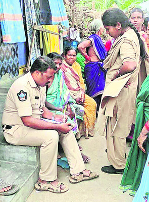 బాధితురాలు అమ్మలు నుంచి
వివరాలు సేకరిస్తున్న పోలీసులు 1