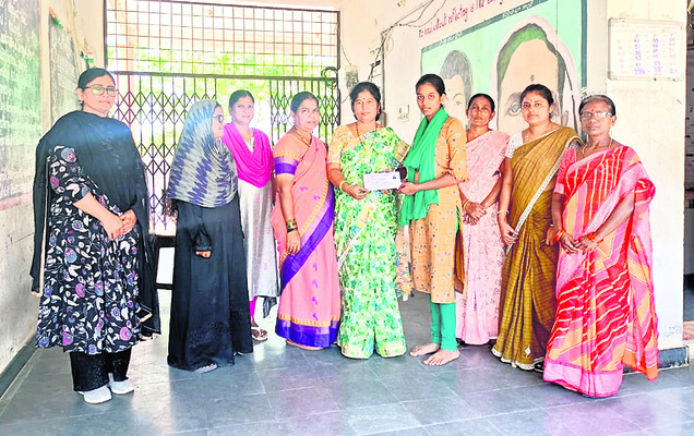 విద్యార్థులకు హాల్టికెట్లు అందజేస్తున్న జీసీడీఓ 10