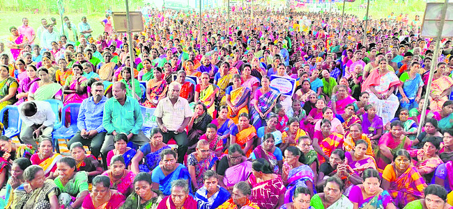 సరుబుజ్జిలి: ఆసరా చెక్కుల పంపిణీకి హాజరైన స్వయం సహాయక సంఘ సభ్యులు1