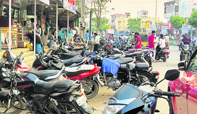 హిందూపురంలోని ప్రధాన రహదారి పక్కనే ఎండలో పార్క్ చేసిన వాహనాలు 1