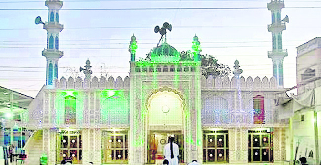 నగరంలో కాంతులీనుతున్న మసీదులు1