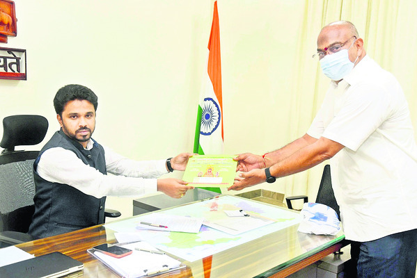 వెంకటేశ్వరస్వామి తిరుకల్యాణ మహోత్సవాలకు కలెక్టర్‌ను ఆహ్వానిస్తున్న ఈఓ 
2