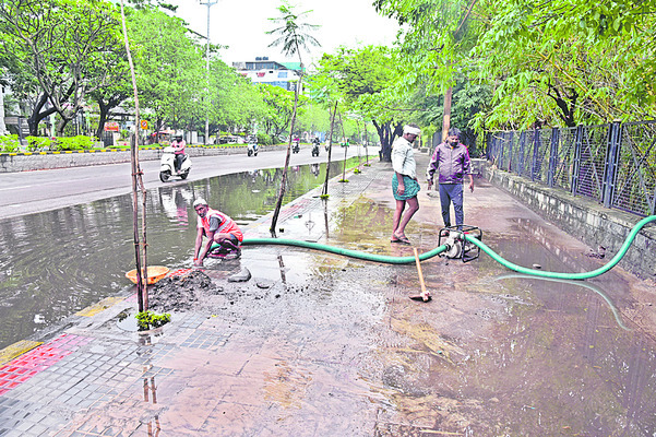 జూబ్లీహిల్స్ చెక్పోస్టు దారిలో వరద నీటిని తోడుతున్న జీహెచ్ఎంసీ సిబ్బంది1