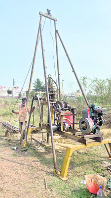 హనుమాన్‌జంక్షన్‌ వద్ద మట్టి పరీక్షలు (ఫైల్‌)1