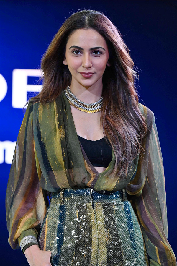 Mumbai hosts star studded Citadel premiere Photos - Sakshi9