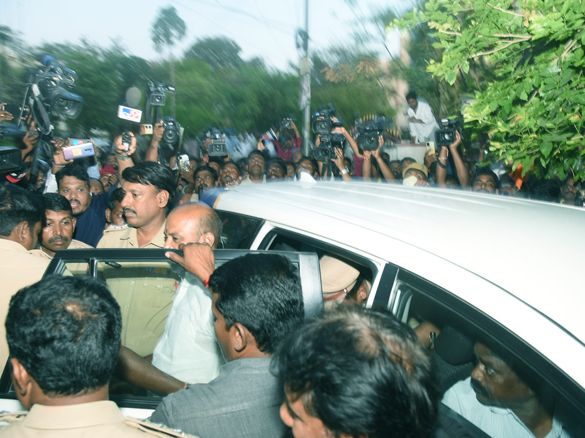 Telangana BJP chief Bandi Sanjay Arrest To Judicial Custody Photos - Sakshi12