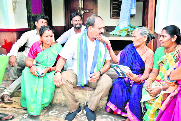 చేబ్రోలులో వృద్ధురాలితో మాట్లాడుతున్న ఎమ్మెల్యే పుప్పాల వాసుబాబు 1