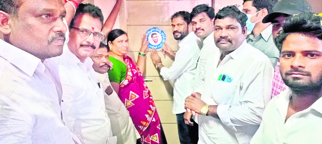 కొయ్యలగూడెంలో ఇంటి తలుపుపై స్టిక్కర్‌ అతికిస్తున్న ఎమ్మెల్యే తెల్లం బాలరాజు  2