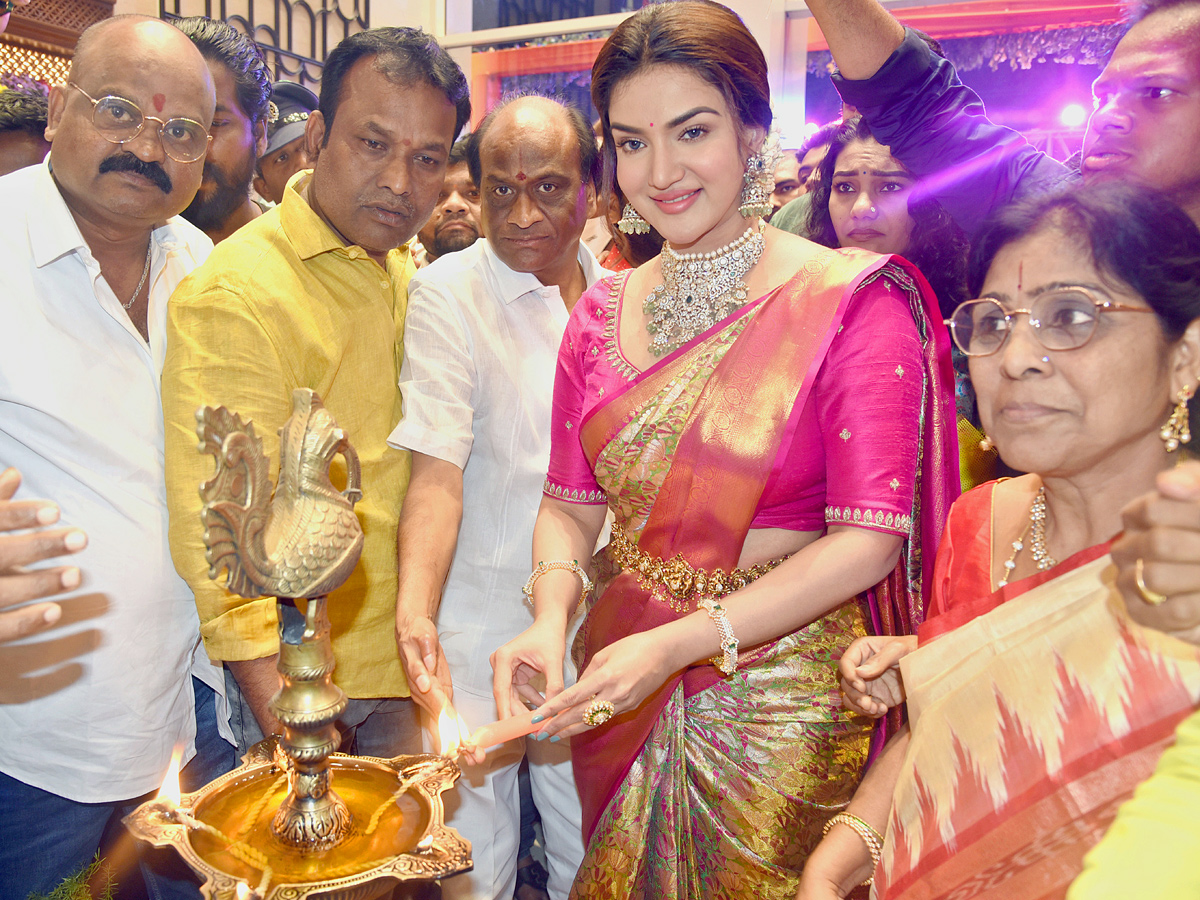 Honey Rose Shop opening in Warangal Photos - Sakshi8