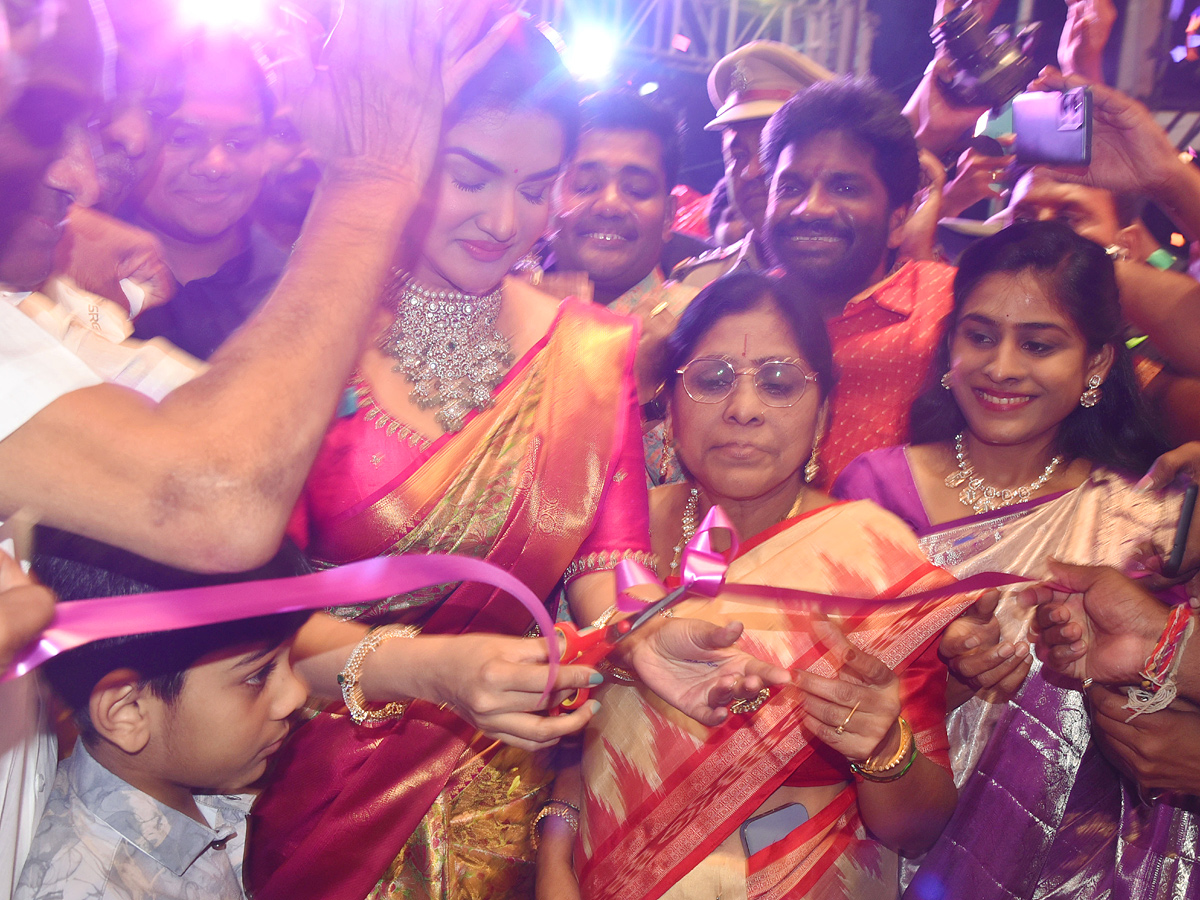 Honey Rose Shop opening in Warangal Photos - Sakshi9