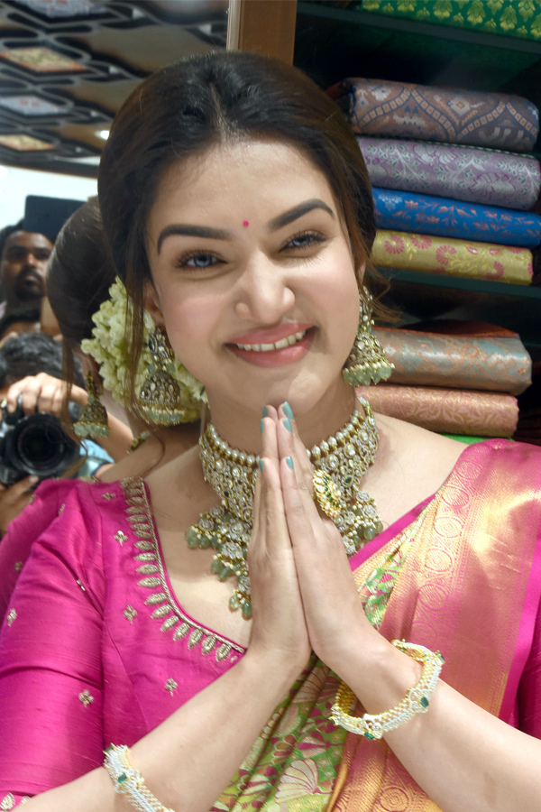 Honey Rose Shop opening in Warangal Photos - Sakshi19