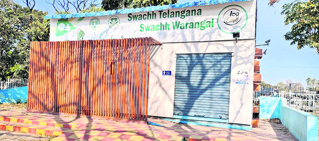 ఖిలా వరంగల్లో పనికిరాకుండా ఉన్నలూకేఫ్ టాయిలెట్ 1