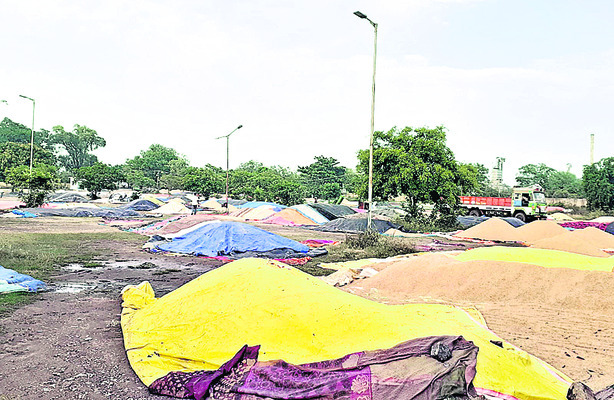 చల్గల్ మార్కెట్లో తడిసిన ధాన్యం2