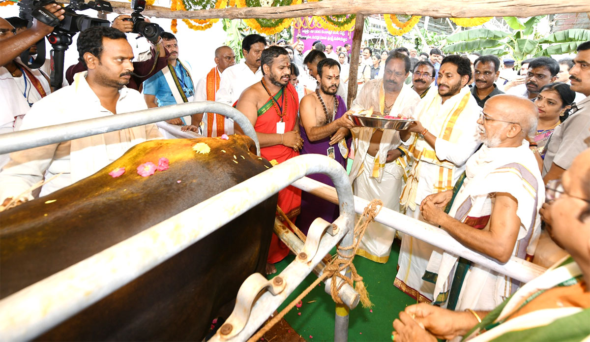CM YS Jagan Participates Sri Lakshmi Maha Yagnam Vijayawada - Sakshi16