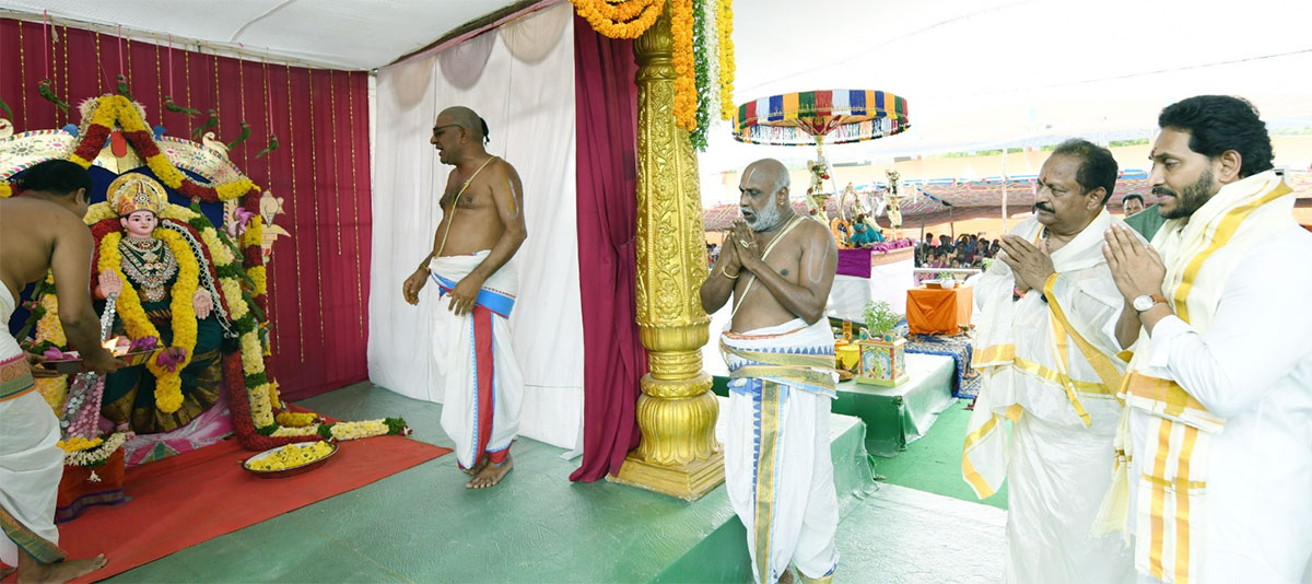 CM YS Jagan Participates Sri Lakshmi Maha Yagnam Vijayawada - Sakshi21