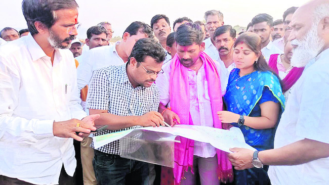 ఎత్తిపోతల పథకం మ్యాప్‌ పరిశీలిస్తున్న
ప్రభుత్వ విప్‌ గువ్వల బాలరాజు(ఫైల్‌) 1