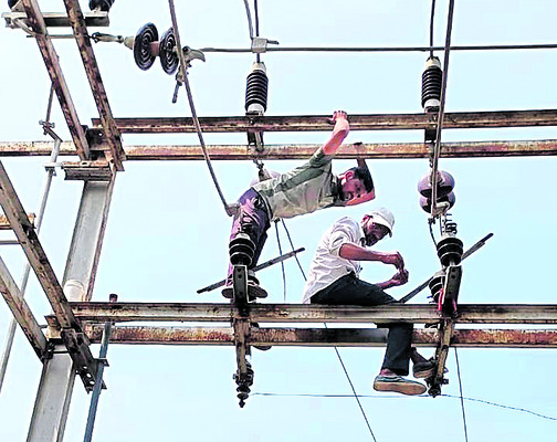 సబ్స్టేషన్ స్తంభాలపై నిర్వహణ పనులు చేపడుతున్న ఉద్యోగులు1