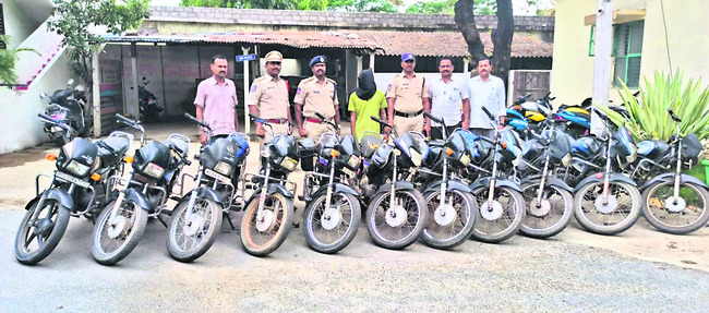 సూర్యాపేట క్రైం: నిందితుడిని, బైక్లను చూపుతున్న డీఎస్పీ నాగభూషణం, సిబ్బంది 1