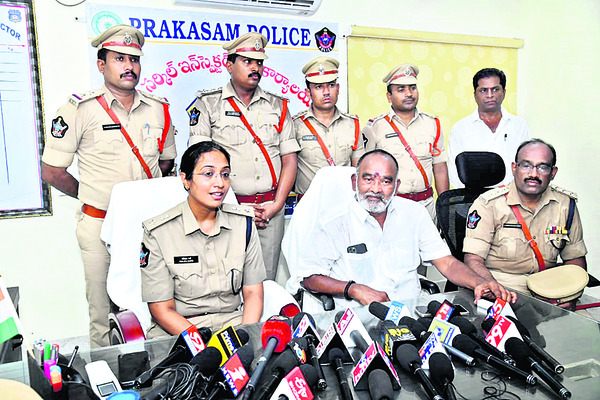 విలేకరులతో మాట్లాడుతున్న ఎస్పీ  మలికాగర్గ్‌1