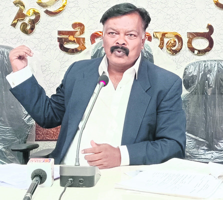 మాట్లాడుతున్న ఎల్.బాబు 1