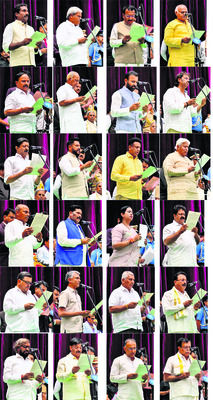 శనివారం బెంగళూరు రాజ్భవన్లో
ప్రమాణ స్వీకారం చేస్తున్న 24 మంది మంత్రులు 1