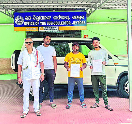 సబ్ కలెక్టర్కు అందిస్తున్న హరిరావు, బాధితులు 2