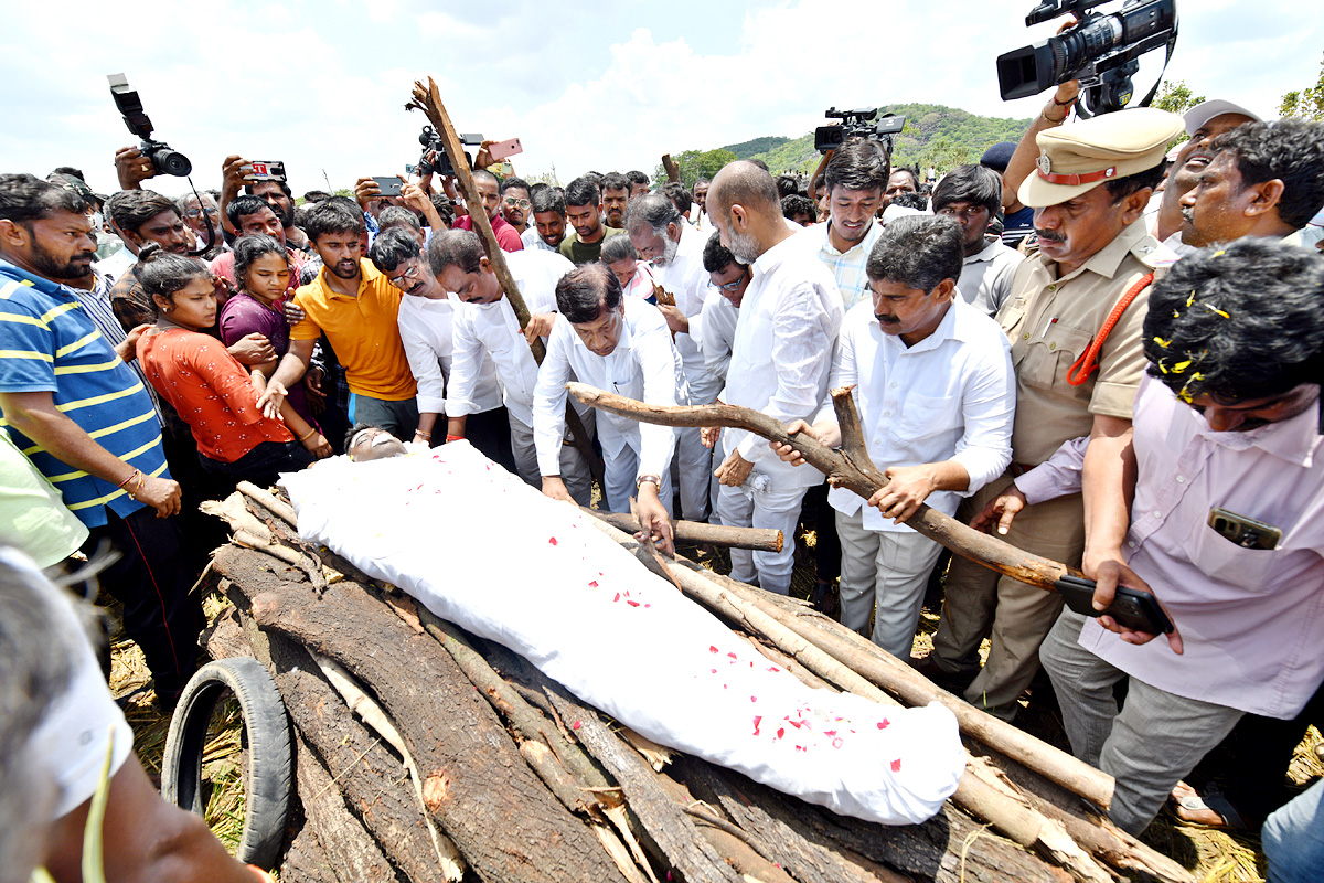 State funeral For Martyred Army Jawan In Karimnagar - Sakshi10