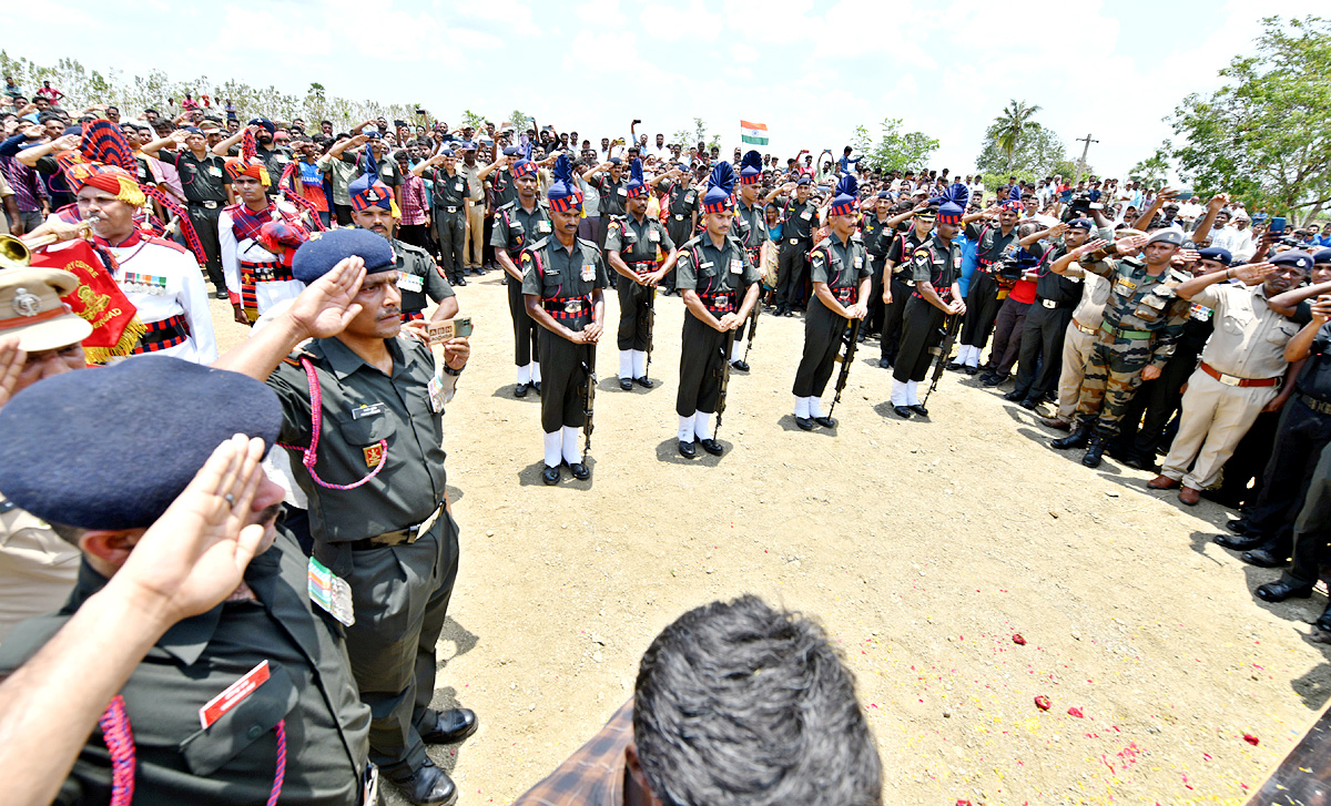 State funeral For Martyred Army Jawan In Karimnagar - Sakshi15